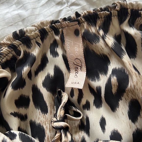 Leopard Print top with ruffle and neck tie. Size small - Picture 2 of 4